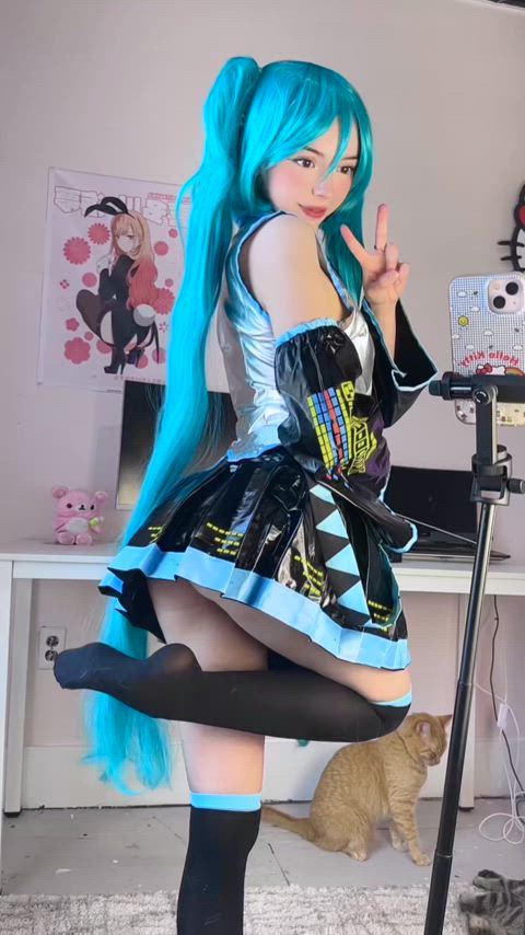 Sexy Asian Anime Babe Bends Over and Shows Off Her Juicy Ass