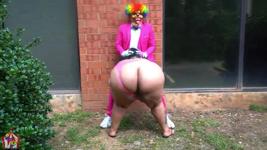 Thick bbw fucked by clown in the middle of the street